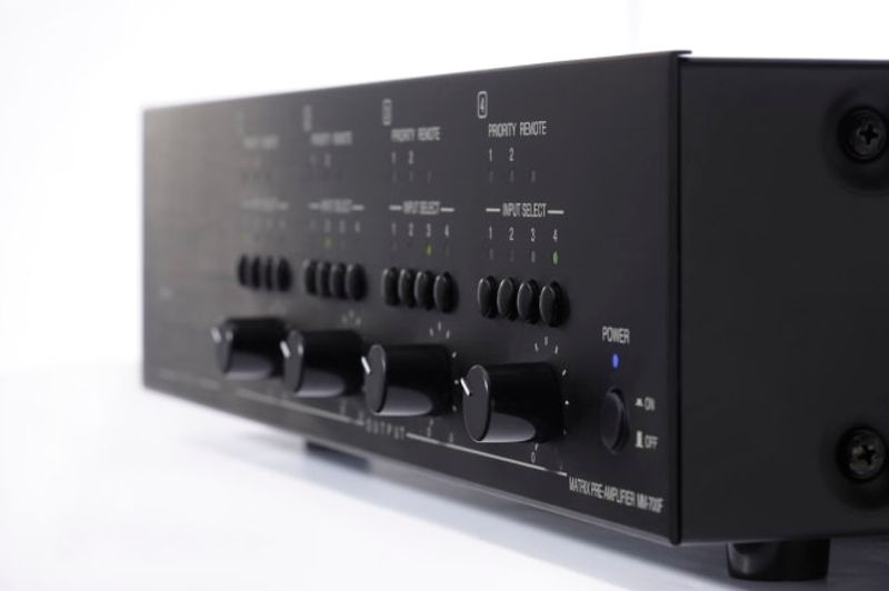 TOA Matrise mikser/forsterker, 4x 250W, 100V, 2Mic+4Line, 6x4mat